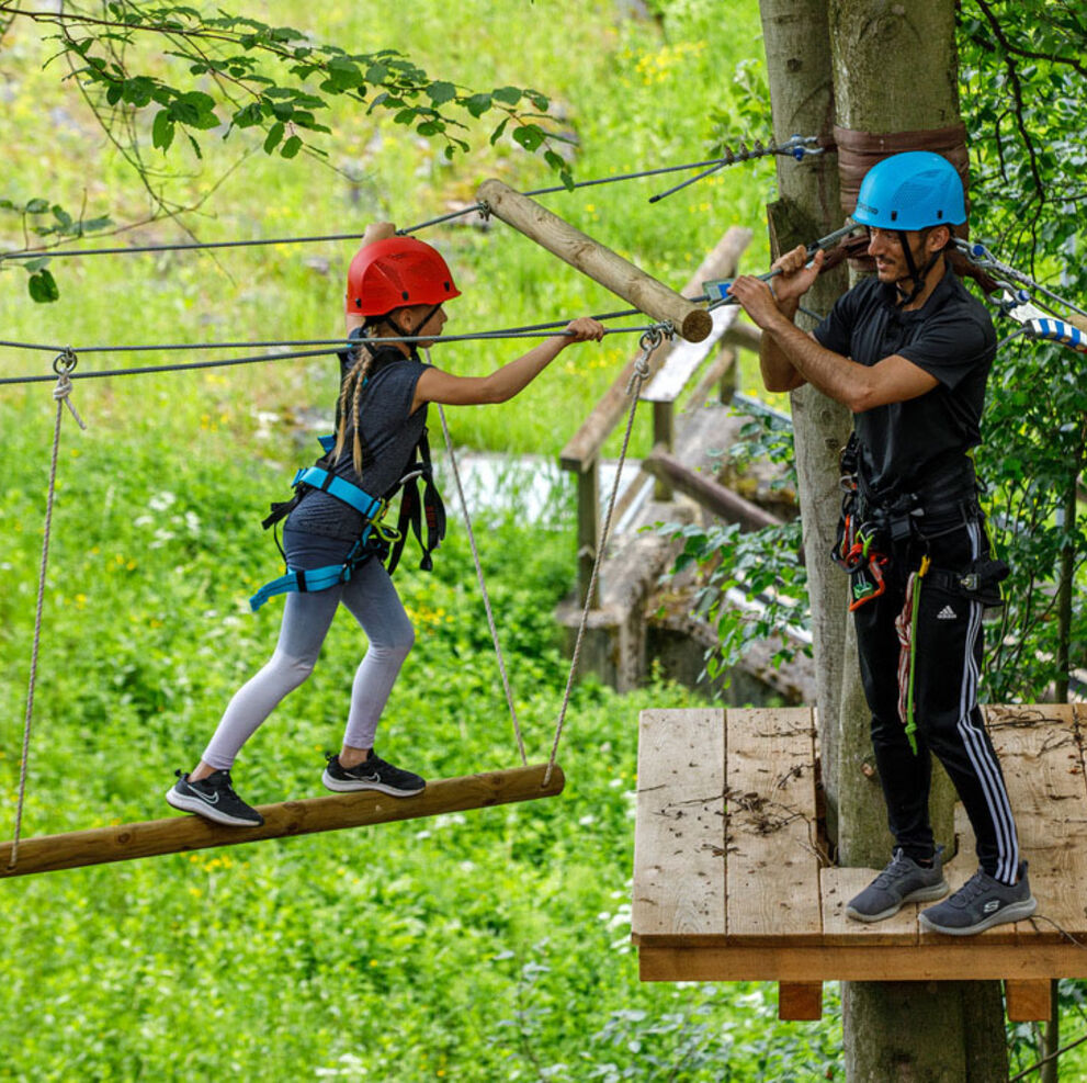 Menschen im Kletterpark