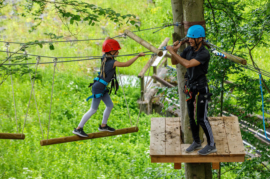 Menschen im Kletterpark